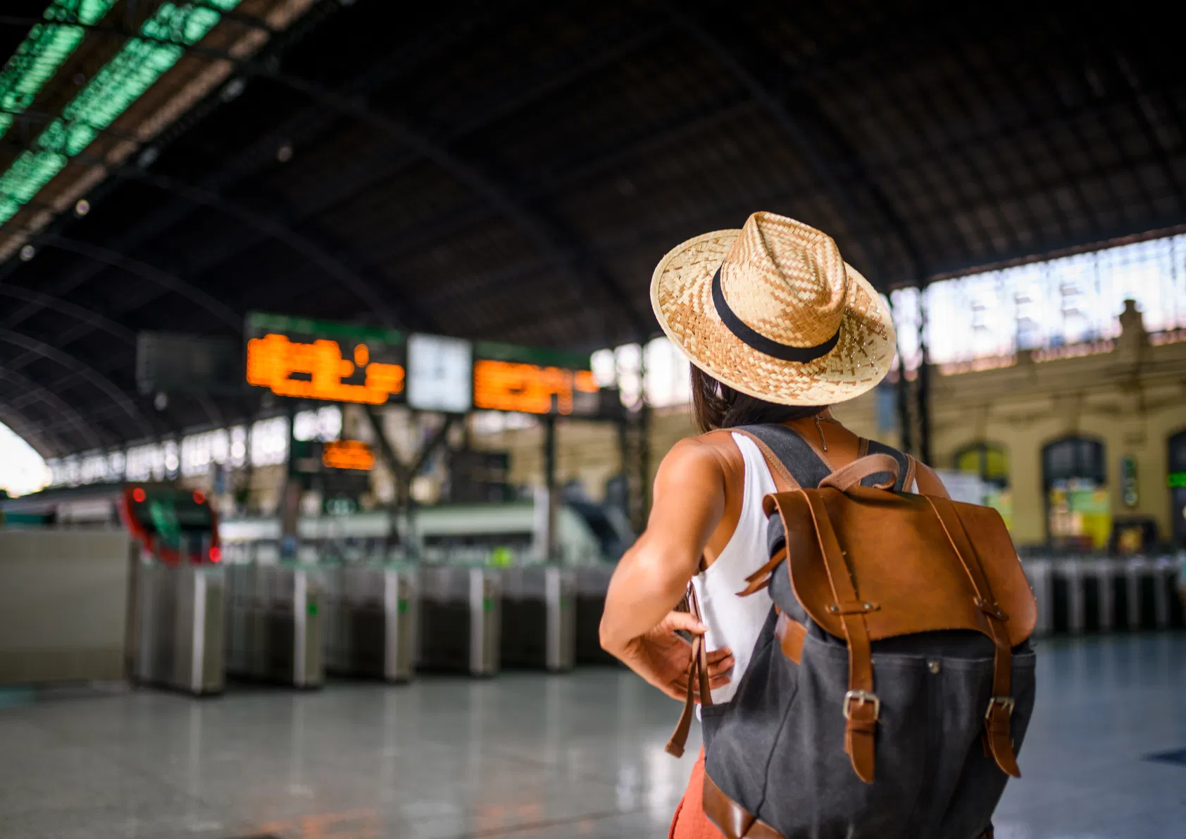 Femme de dos, dans une gare
