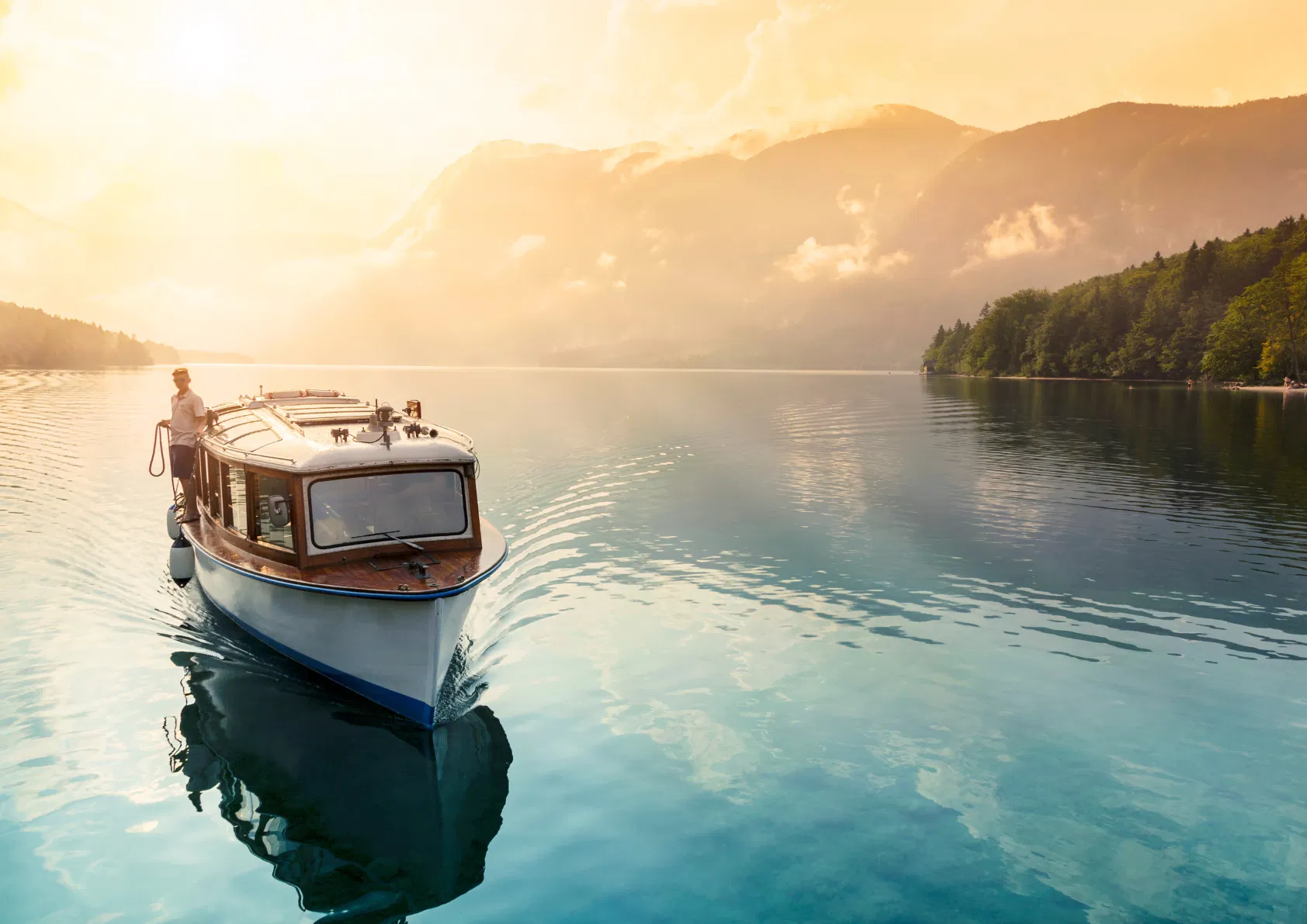 Bateau sur un lac, au coucher du soleil