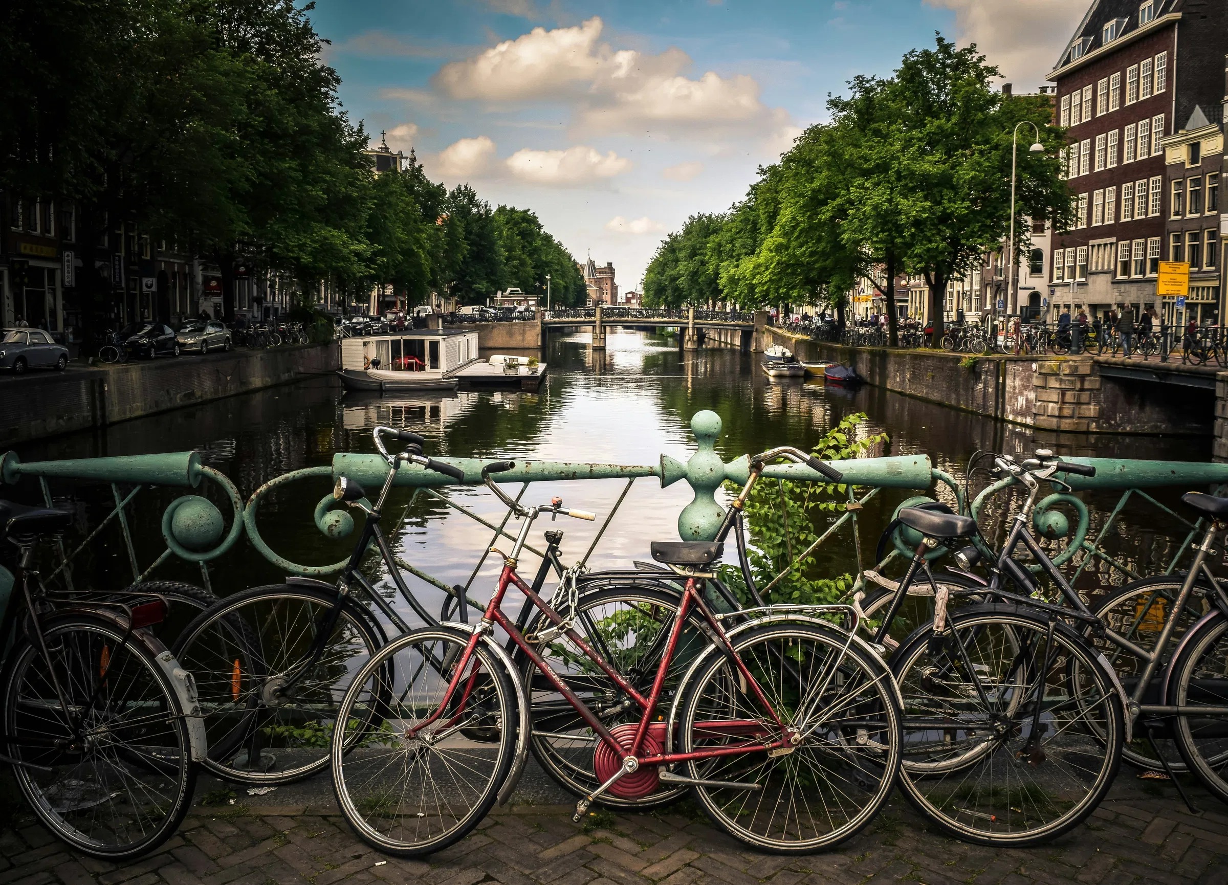 Canaux d'Amsterdam avec des vélos 