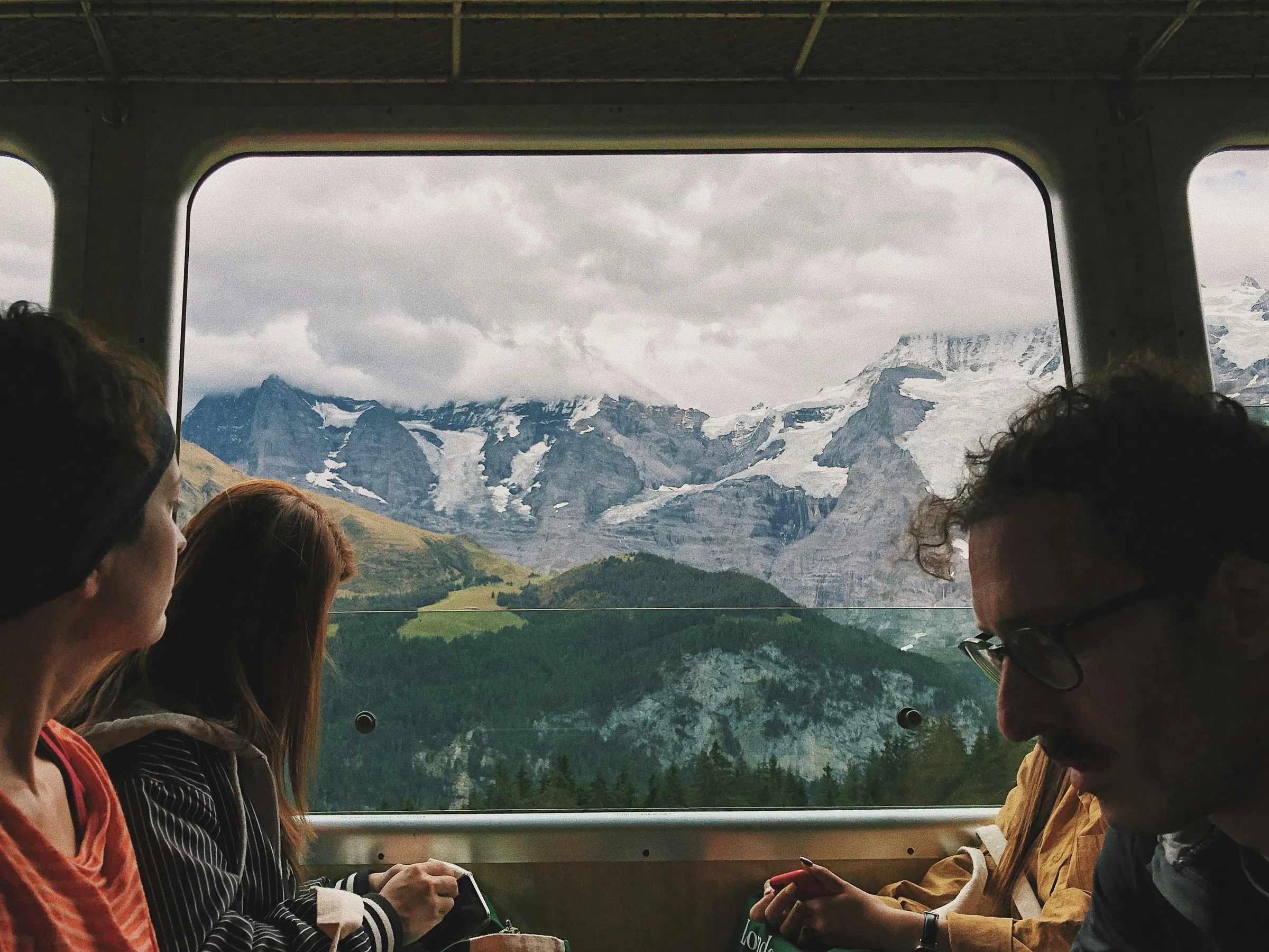 Paysage de Bavière à travers la fenêtre du train