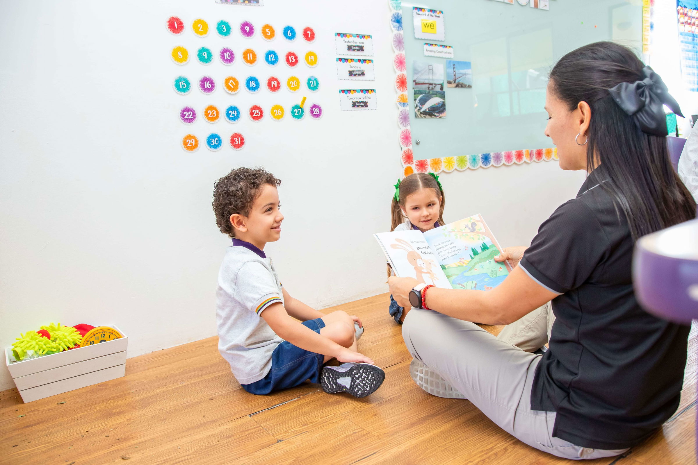 Niños maestra lectura
