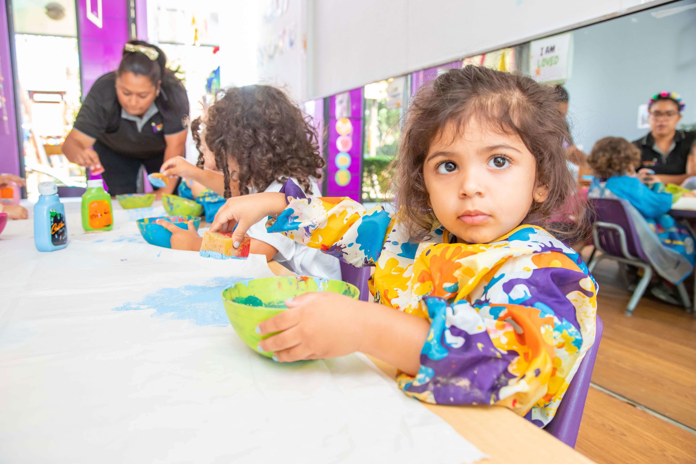 Niños pintando
