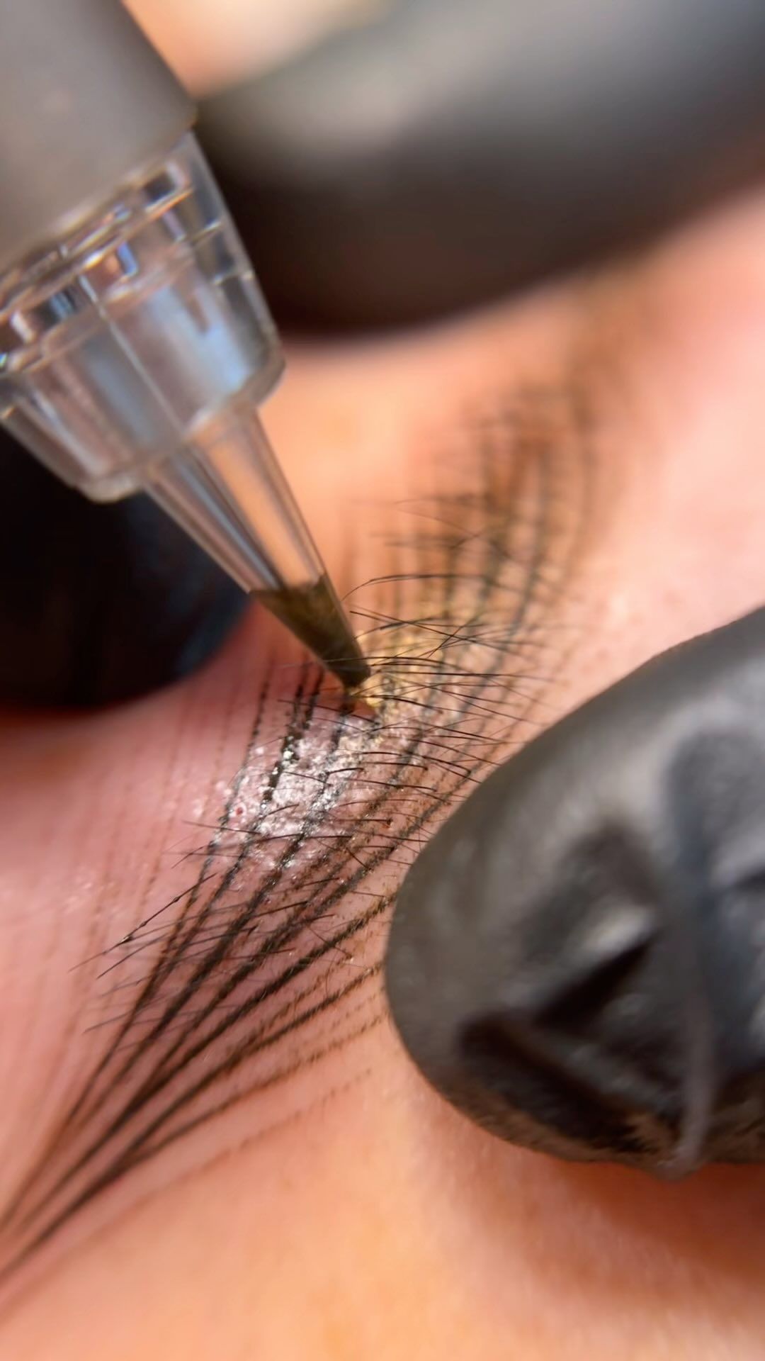 Exemple de maquillage Hairstroke des sourcils grâce au maquillage permanent