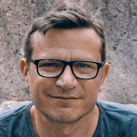 Portrait de Nelly Adjutor, Responsable projets chez Editorialink.