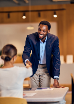 Rencontre professionnelle dans un espace corporate — communication institutionnelle, innovation et RSE.