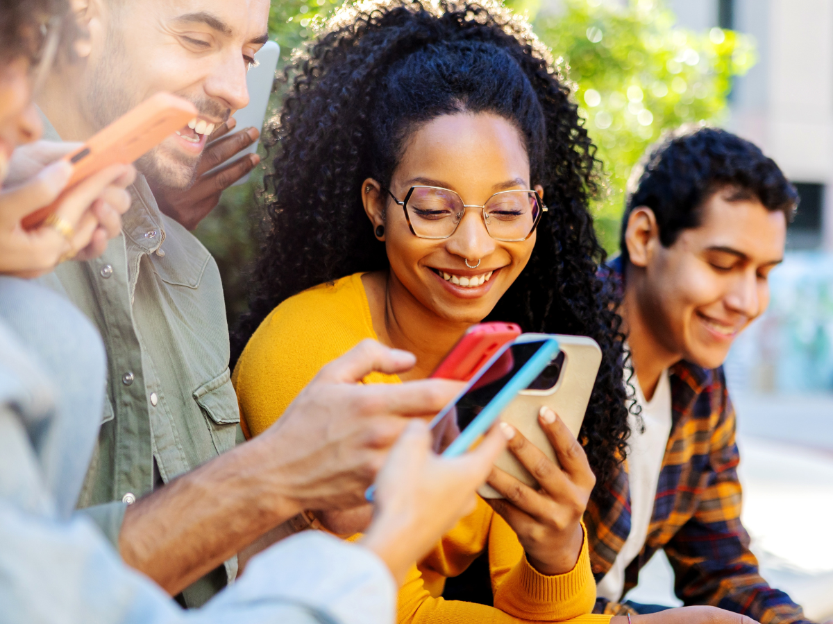 Personne consultant un article d’actualité sur smartphone — création de contenus SEO, stratégie éditoriale et livres blancs.
