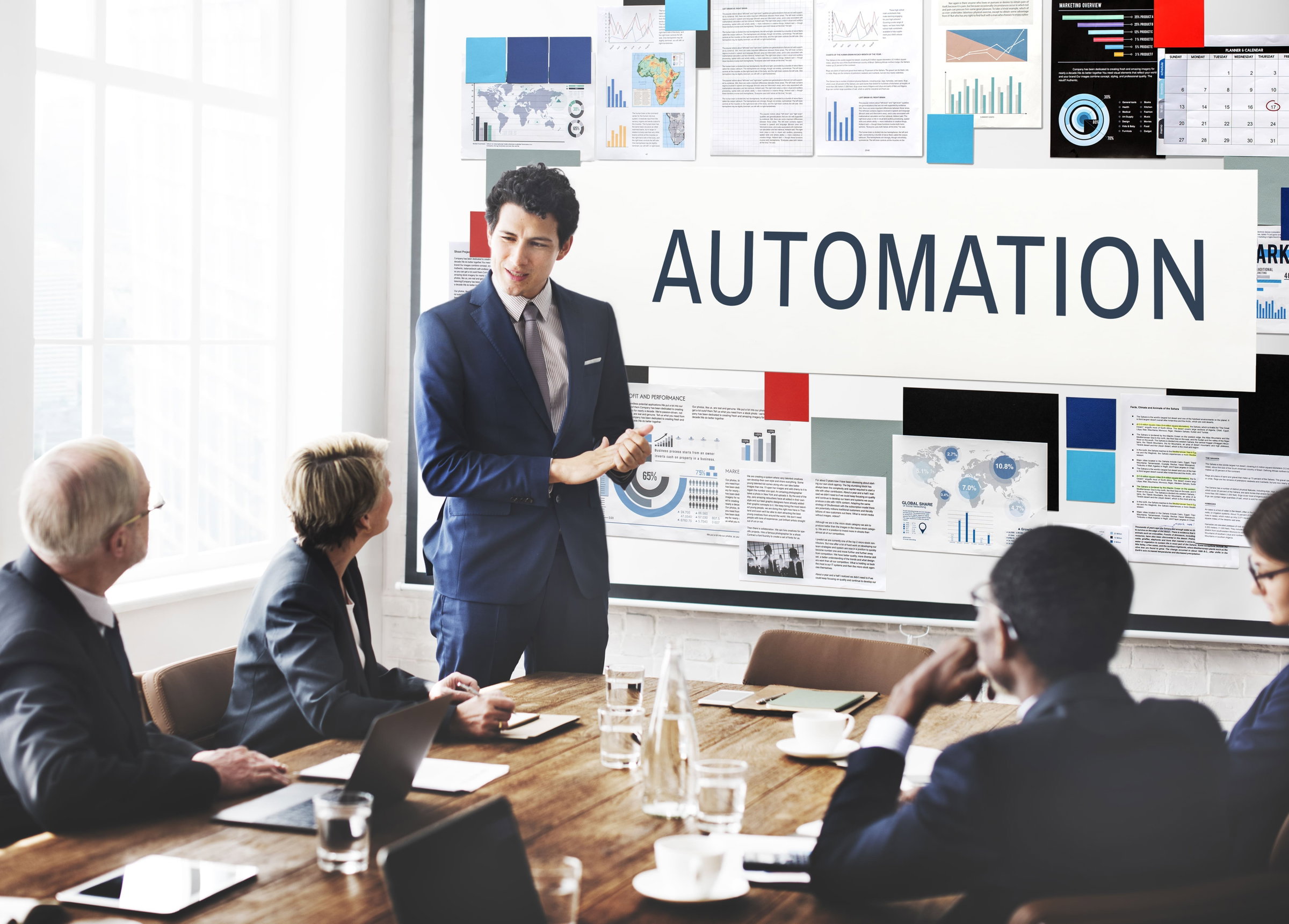 Image d'une réunion de dirigeants en train de présenter l'automation permise par l'IA en entreprise