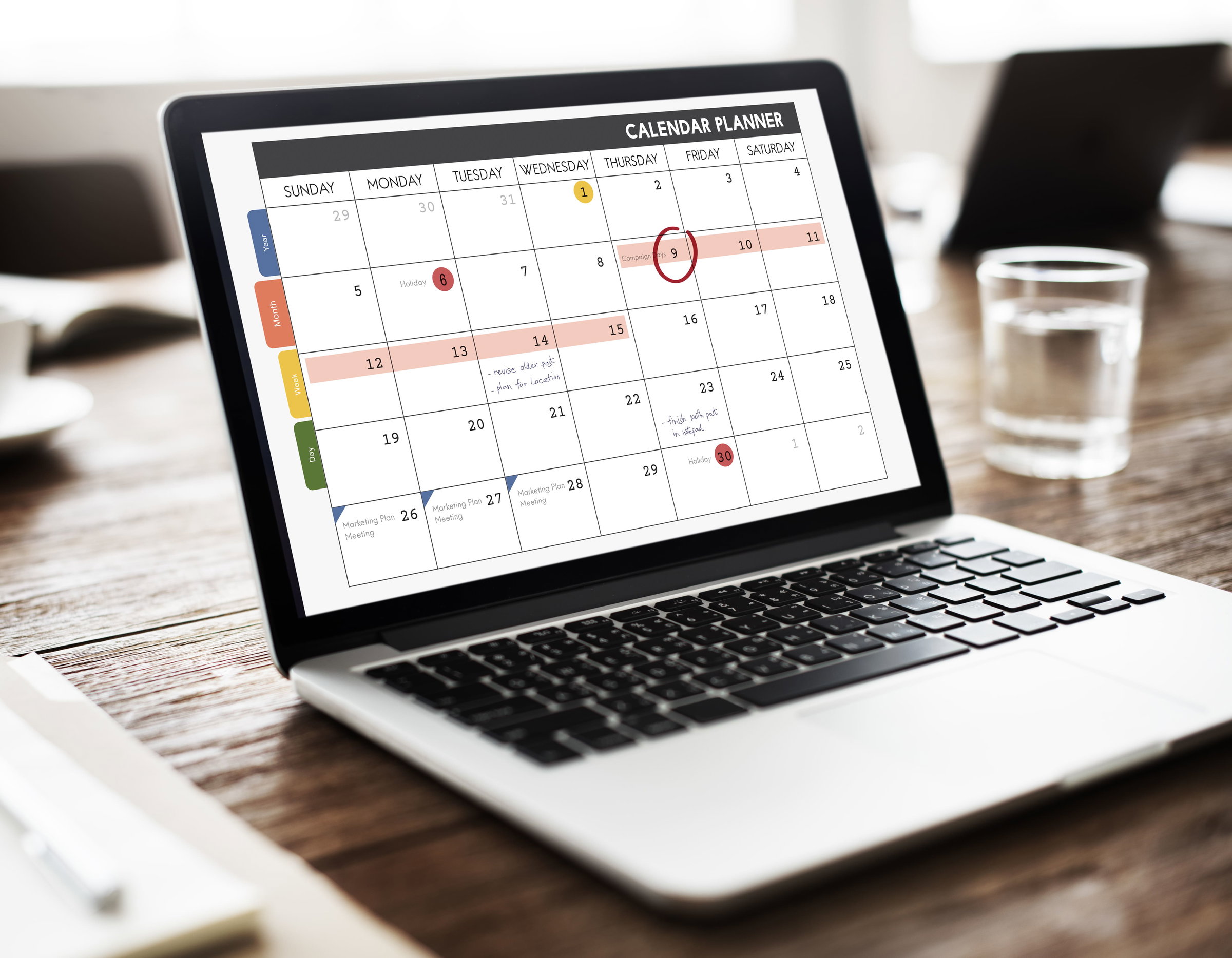 Image d'un ordinateur portable sur lequel on voit un planning de 7 jours. Il reprend l'idée de faire une semaine de 4 jours sur 32h