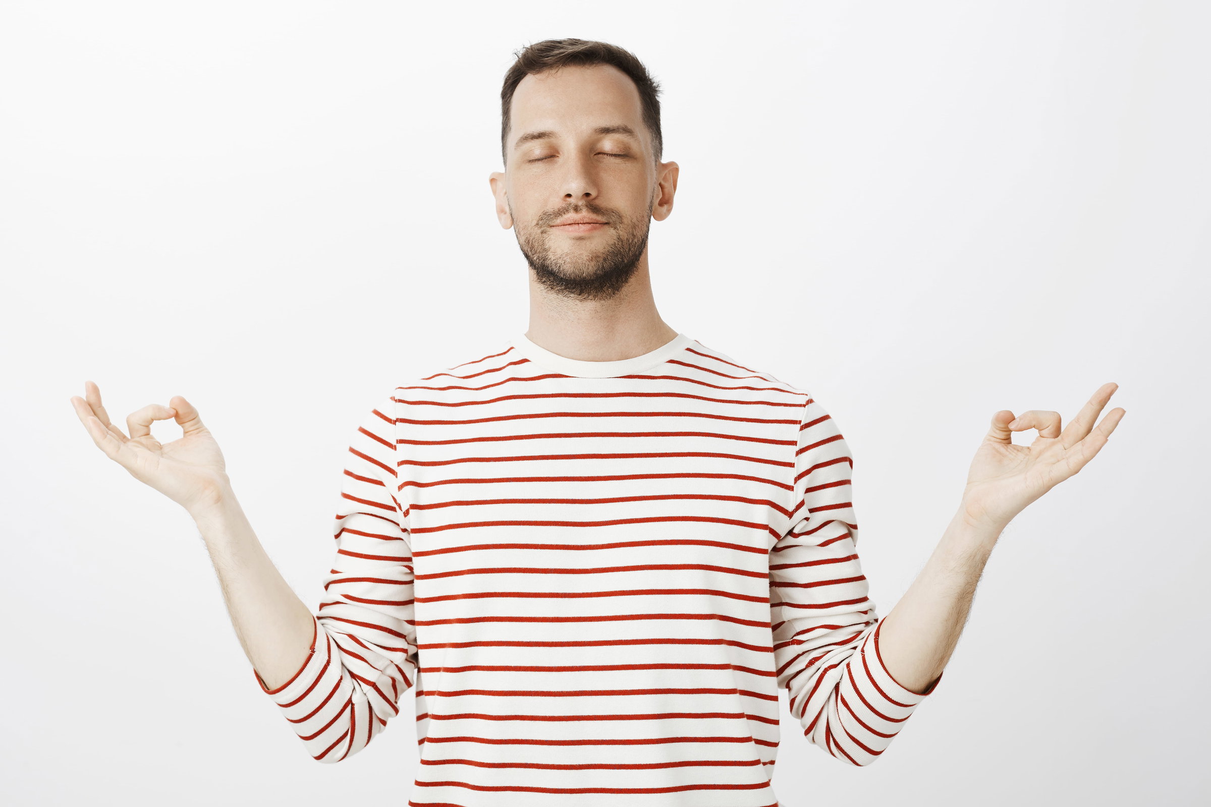 Un homme ferme les yeux et tient la position debout du yoga. L'image illustre le fait que la semaine de 4 jours en Islande a été un succès, notamment pour la santé mentale des actifs islandais