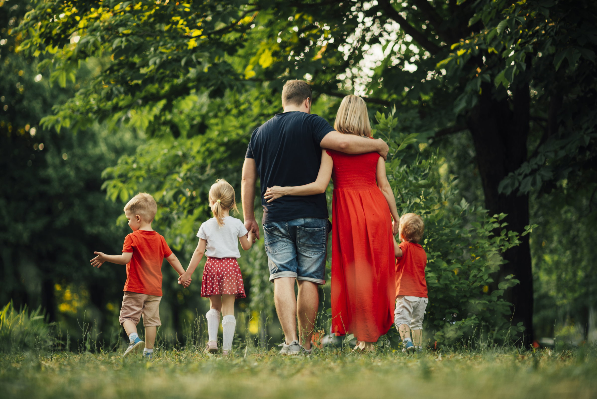 Image d'une famille composée d'un homme, d'une femme et de 3 enfants. Ils se balladent et profitent d'un moment ensemble, à l'image de ce que peut offrir la semaine de 4 jours aux Islandais