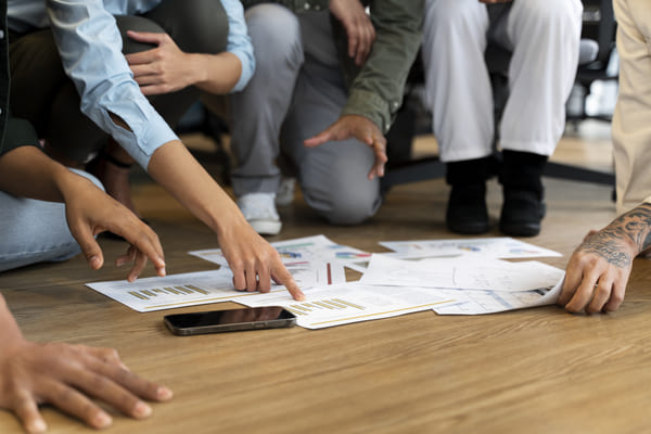 Photo illustrant le travail d'équipe et la révision des process en entreprise pour réussir sa transition vers une semaine en 4 jours adaptée aux besoins de l'entreprise et des salariés