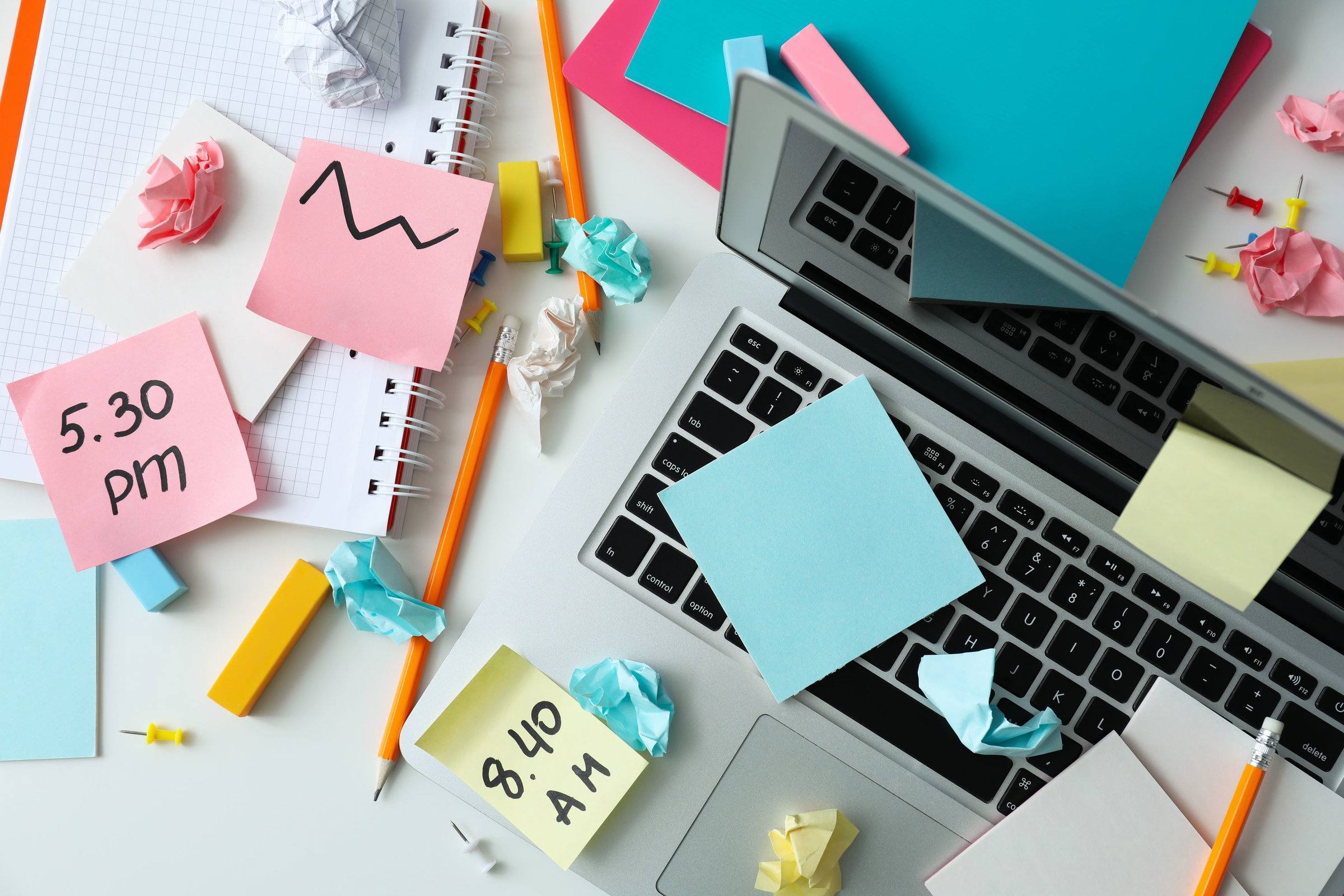 Illustration sur laquelle des post-it sont dispersés sur un ordinateur portable de travail. Elle représente la charge de travail et la possibilité de travailler 4 jours au lieu de 5, à raison de 35h par semaine