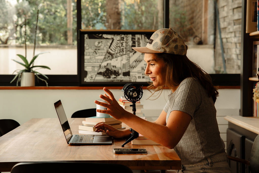 Flavie Prévot dans son studio de podcast, animatrice du podcast Le Board pour freelances et solopreneurs