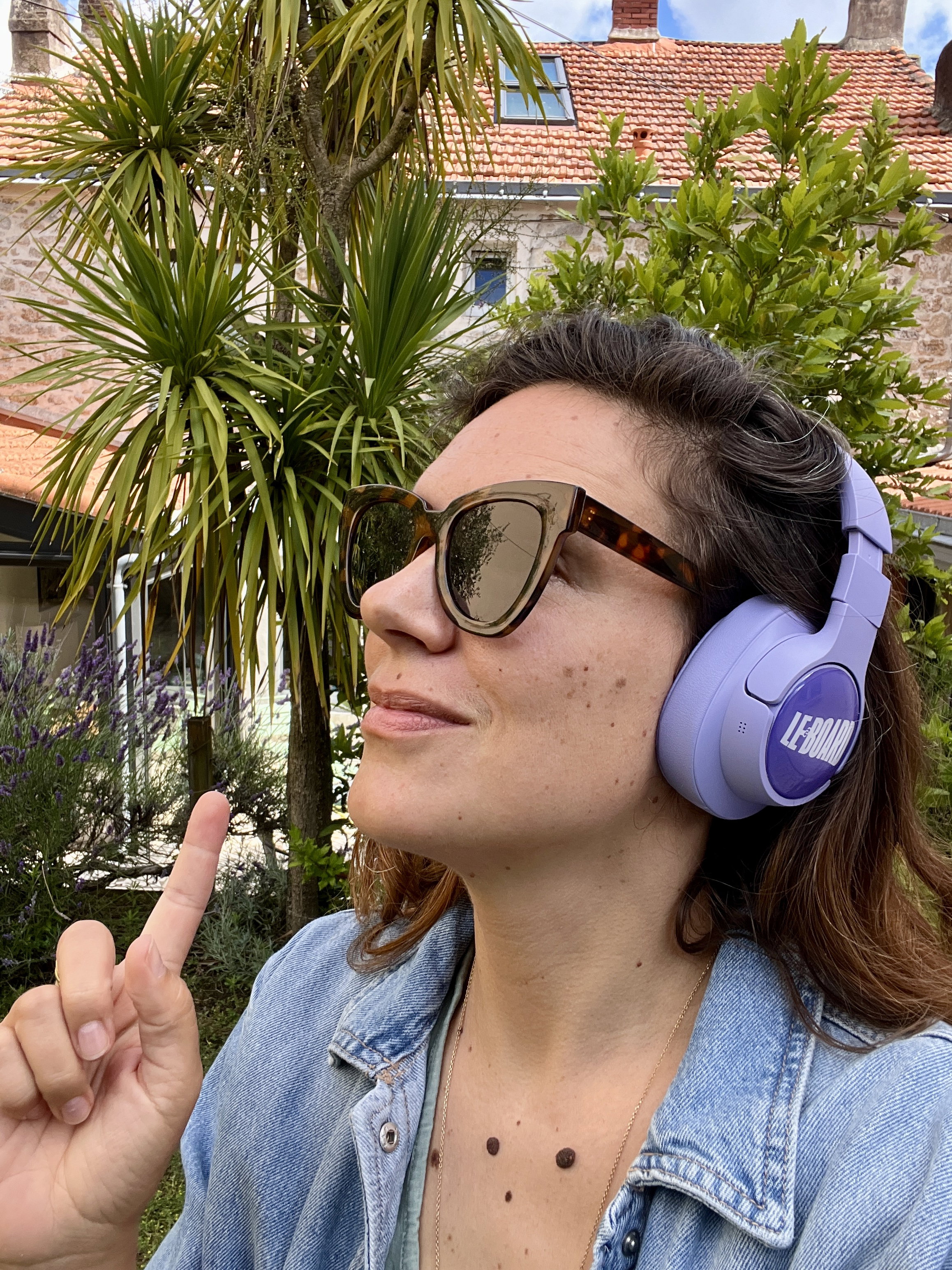 Flavie Prévot créatrice du podcast Le Board montre son matériel d'enregistrement de podcast