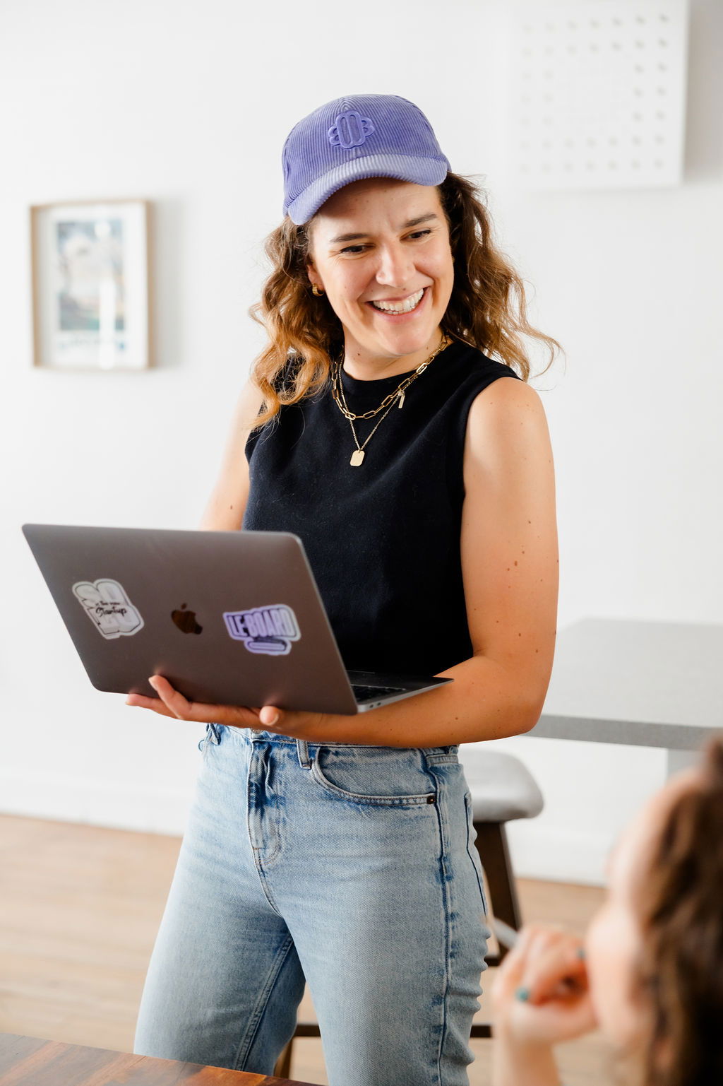 flavie prévot le board en train de consulter son smartphone