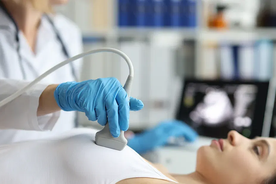 Investigarea cu ecografie pentru depistarea formelor de cancer mamar agresiv (TNBC) Ecografie mamară realizată de medic specialist pentru diagnosticarea cancerului mamar triplu negativ