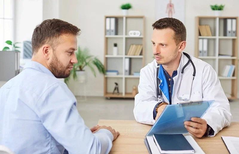 Pacient bărbat discutând despre decontarea tratamentelor oncologice