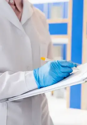 Medicul completează fișa medicală pentru o pacientă cu displazie de col uterin