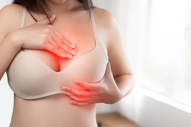 Durere la nivelul sânului cauzată de un fibroadenom mamar benign