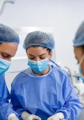 Echipă chirurgicală în timpul unei intervenții de histerectomie