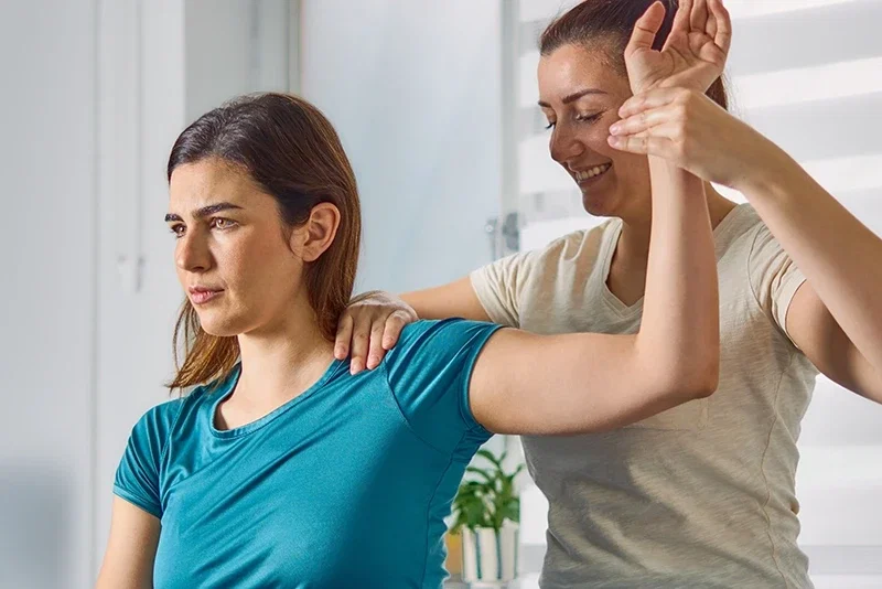 Pacientă într-un program de recuperare și terapii complementare pentru controlul durerii și îmbunătățirea stării generale