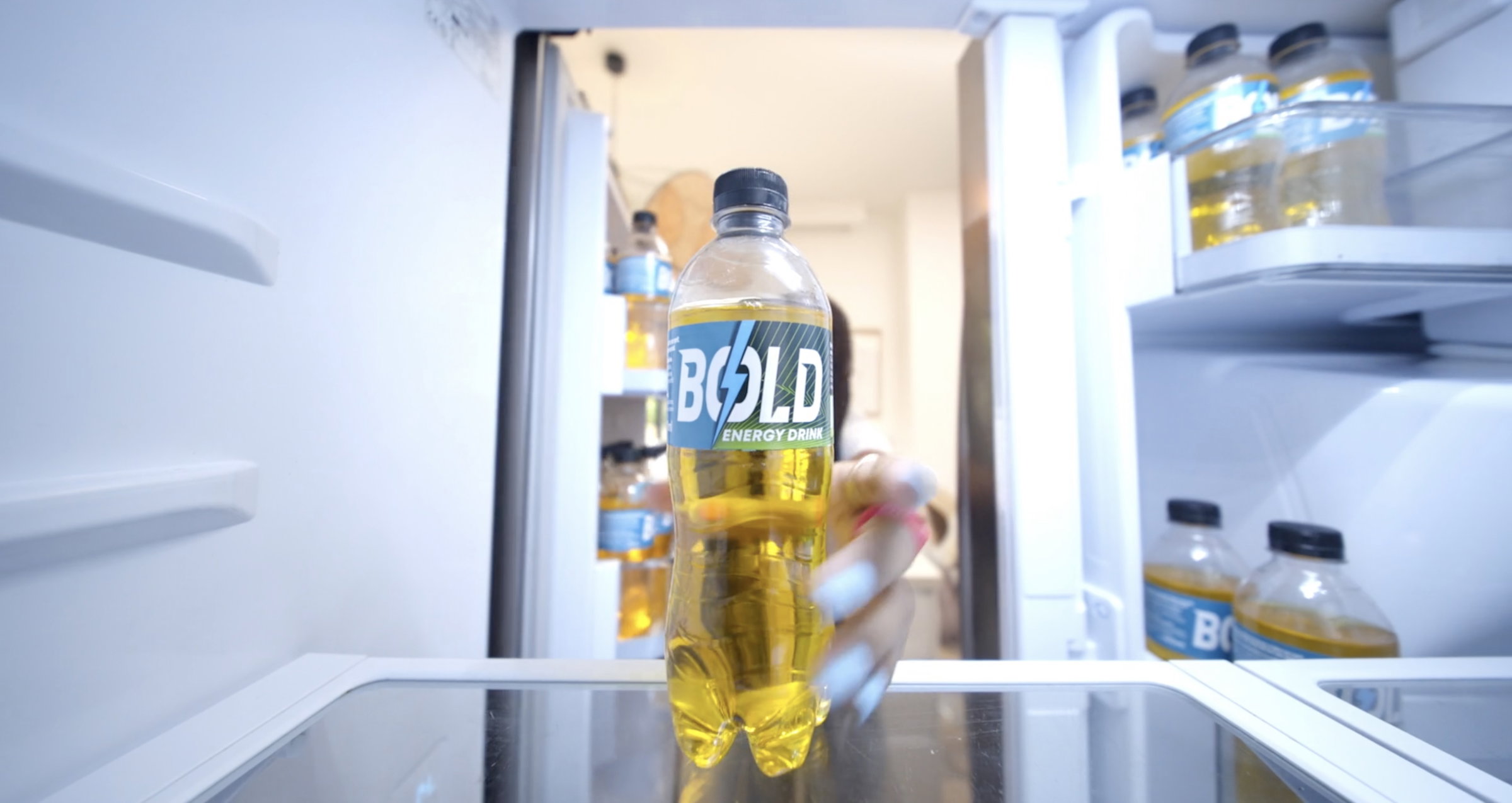 Personne en plein effort physique avant l'effet de la boisson énergisante BOLD