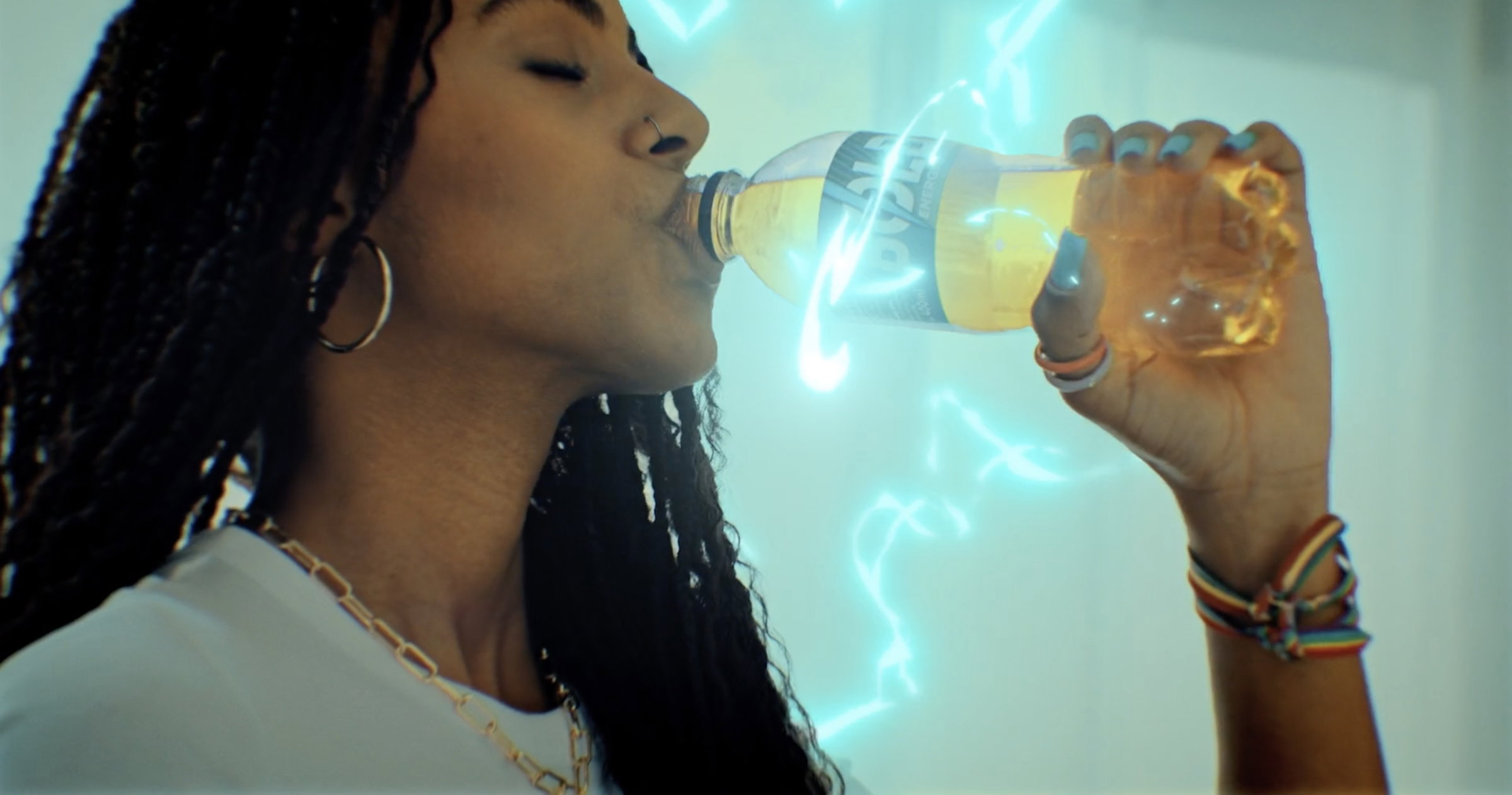 Corps en mouvement retrouvant son énergie grâce à la boisson BOLD, film Aqua Beverages