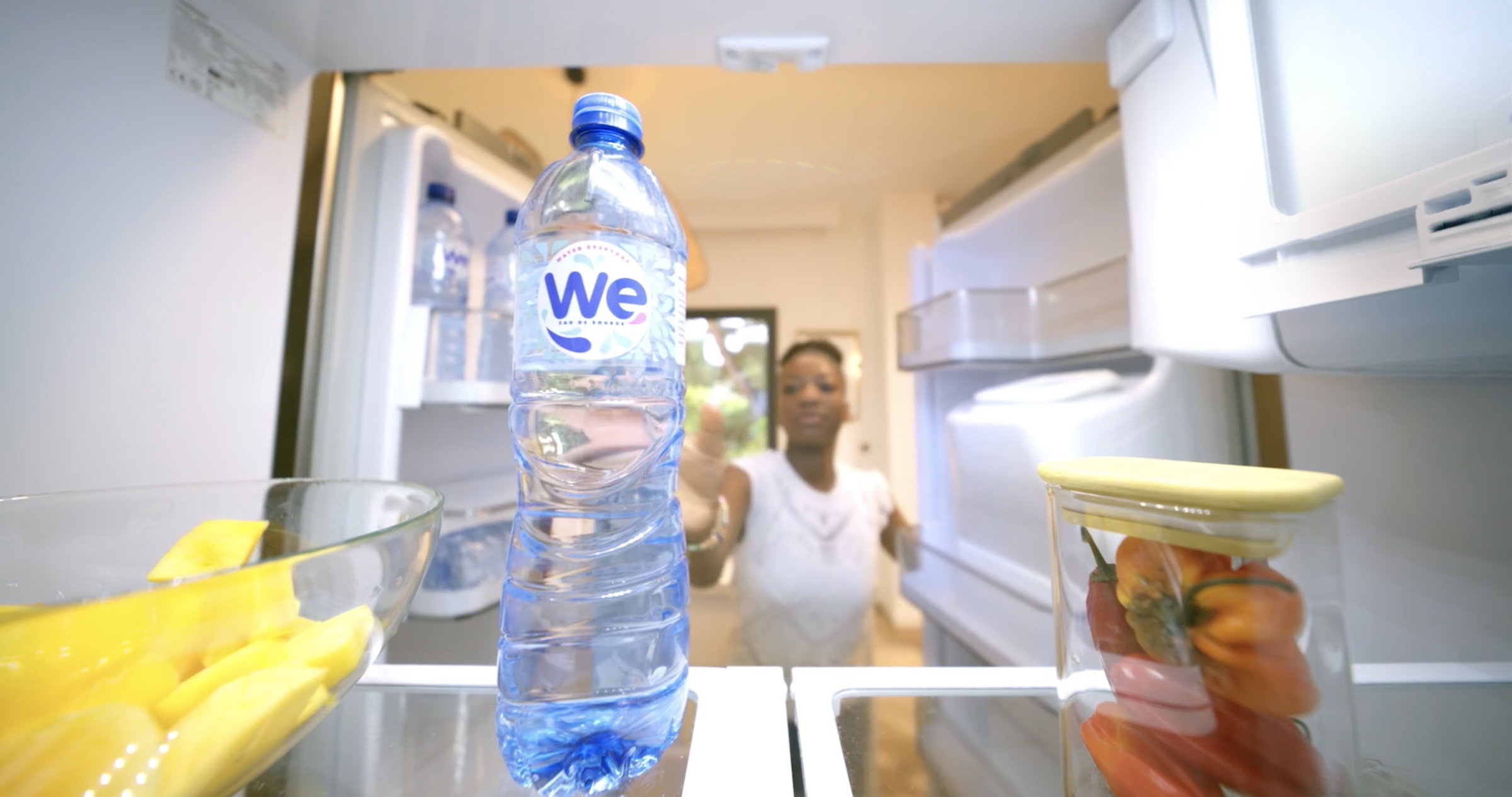 Bouteille d'eau WE au centre d'une scène de vie familiale, campagne Aqua Beverages