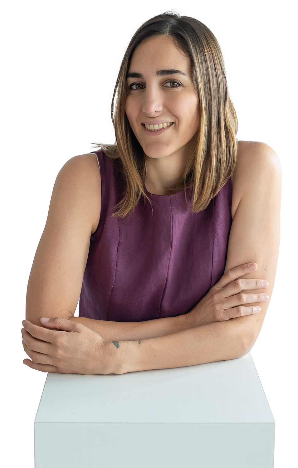 Fotografía de María, profesora de español de IB, sonriente y con los brazos cruzados.