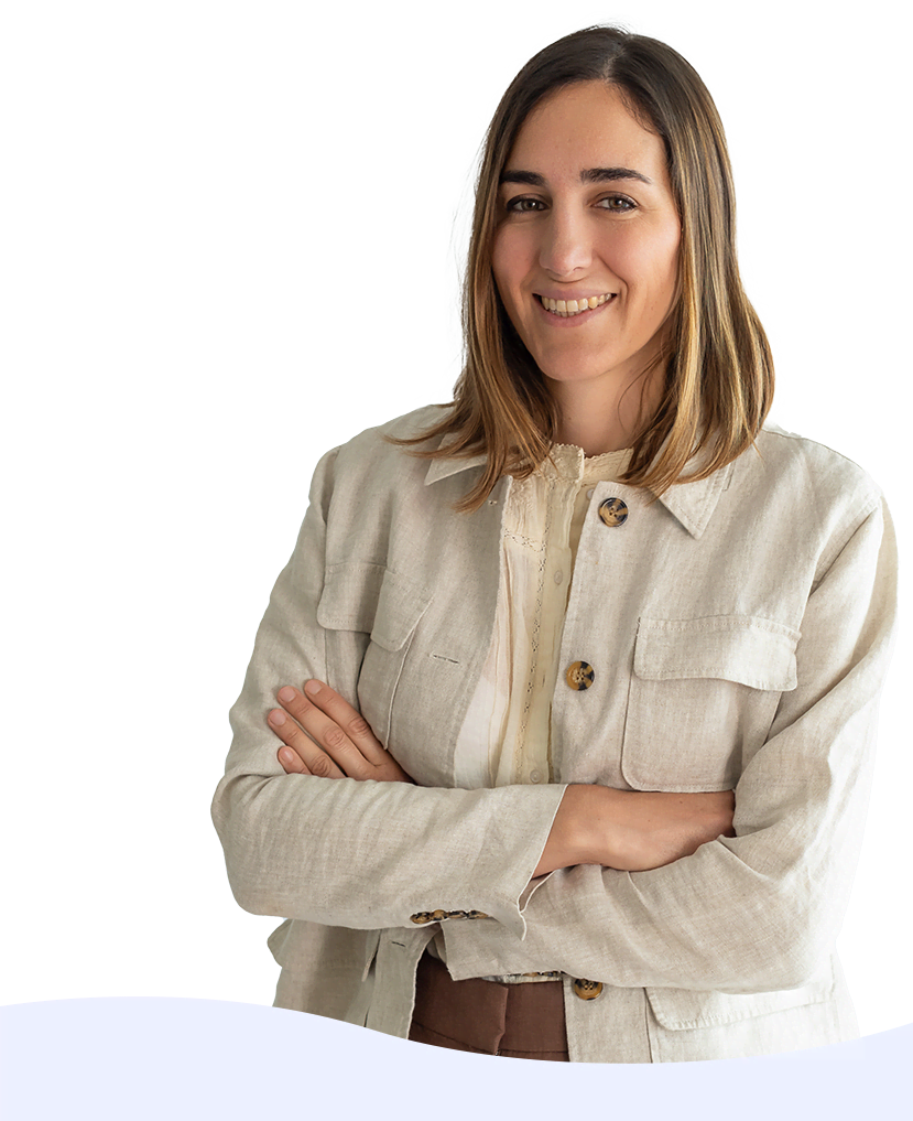 Ilustración de María, con chaqueta roja, sonriente y con los brazos cruzados