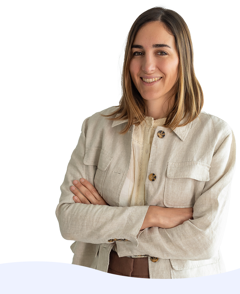 Ilustración de María, con chaqueta roja, sonriente y con los brazos cruzados
