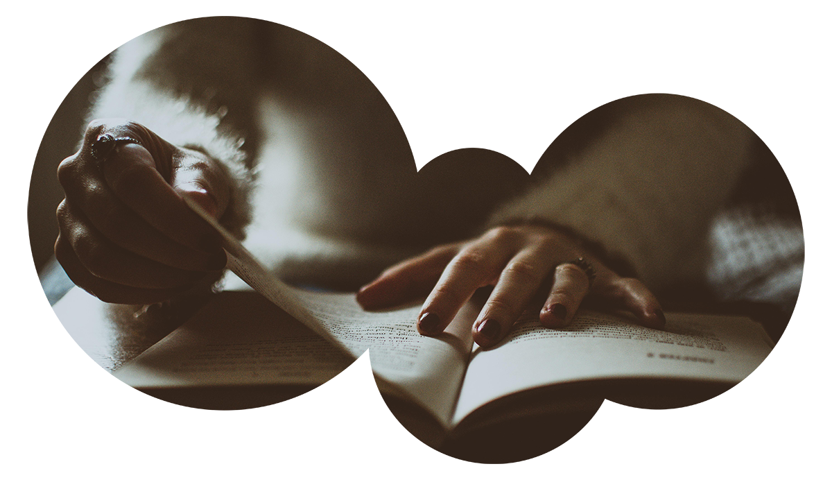 Fotomontaje de unas manos sobre las páginas de un libro
