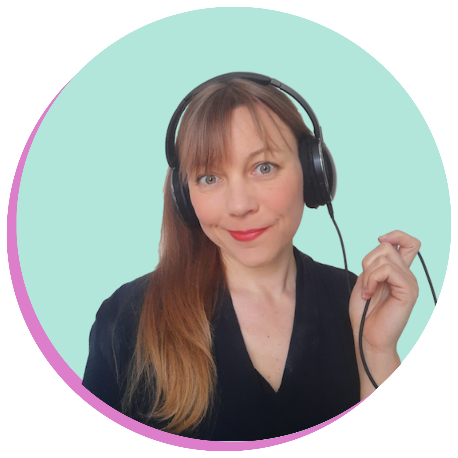 photo d'une femme le poing levé qui parle dans un mégaphone