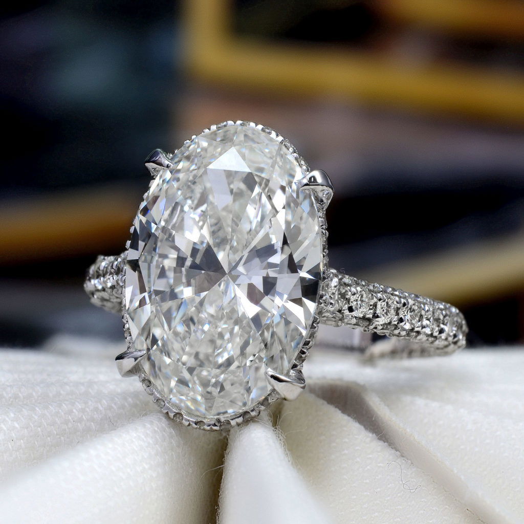 Oval Cut: Elongated and graceful, perfect for a unique statement