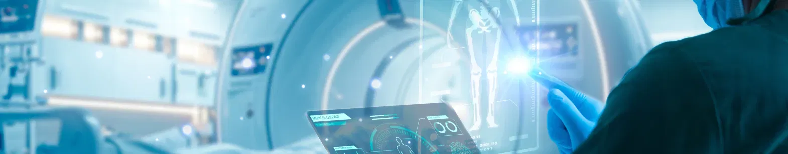 Écran tactile holographique médical et scanner haute technologie pour formation médicale.