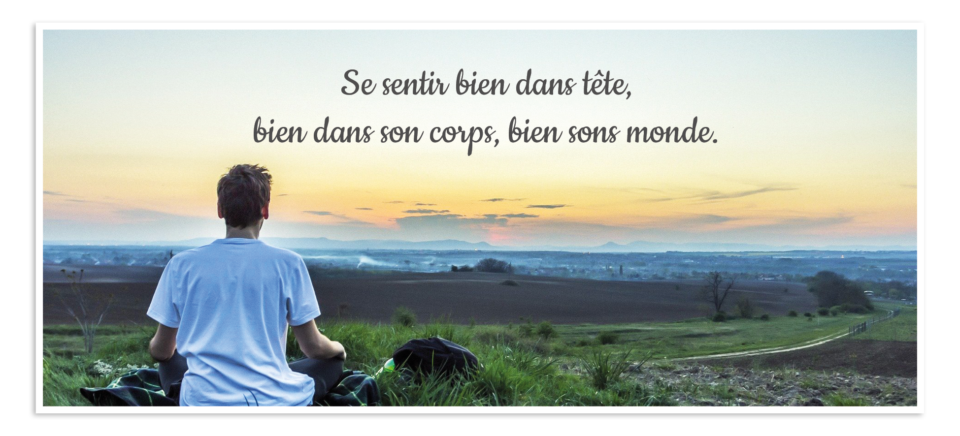 Homme qui médite face au paysage