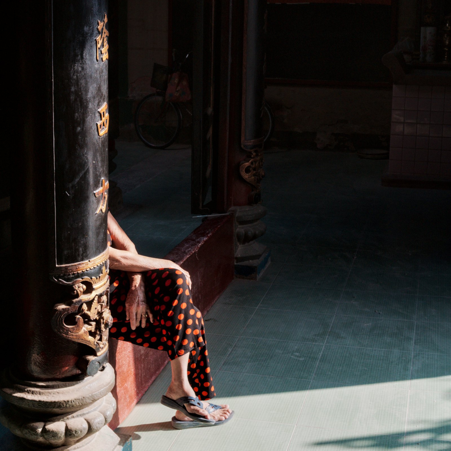 lady hidden by a temple pillar