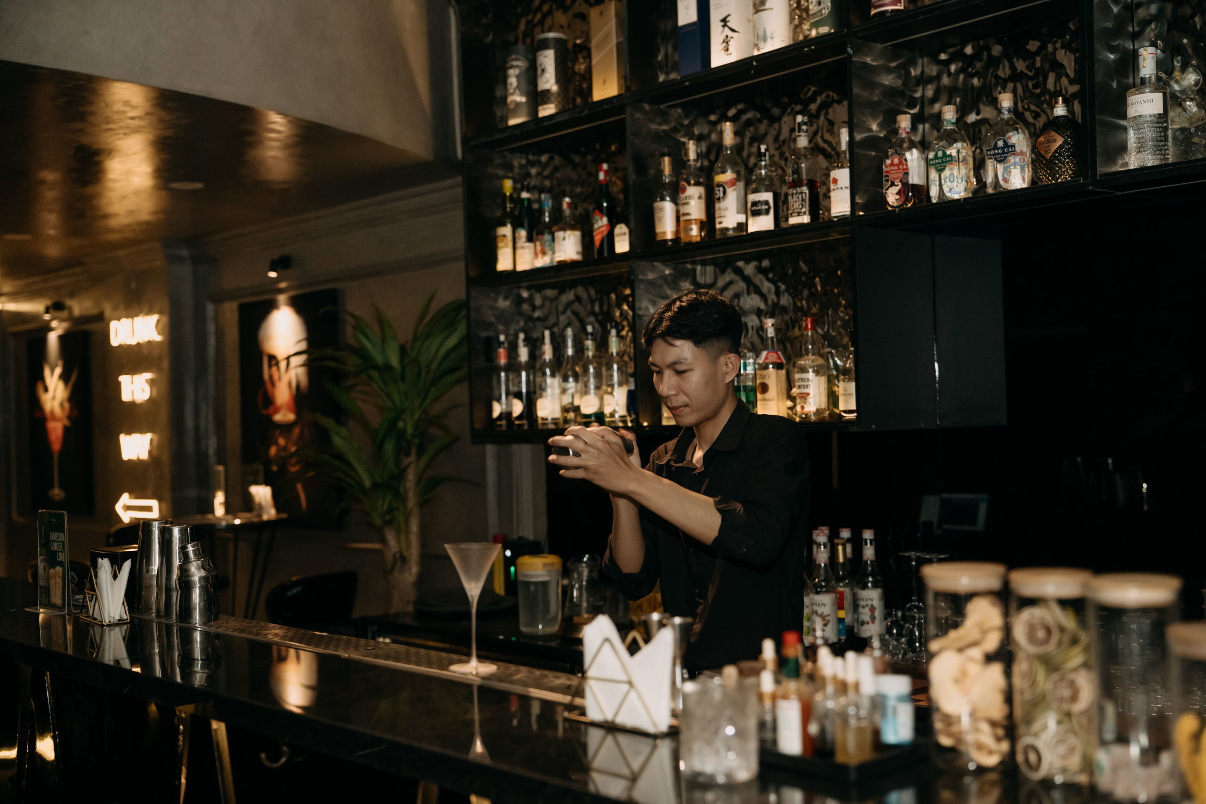 A mixologist making a cocktail 