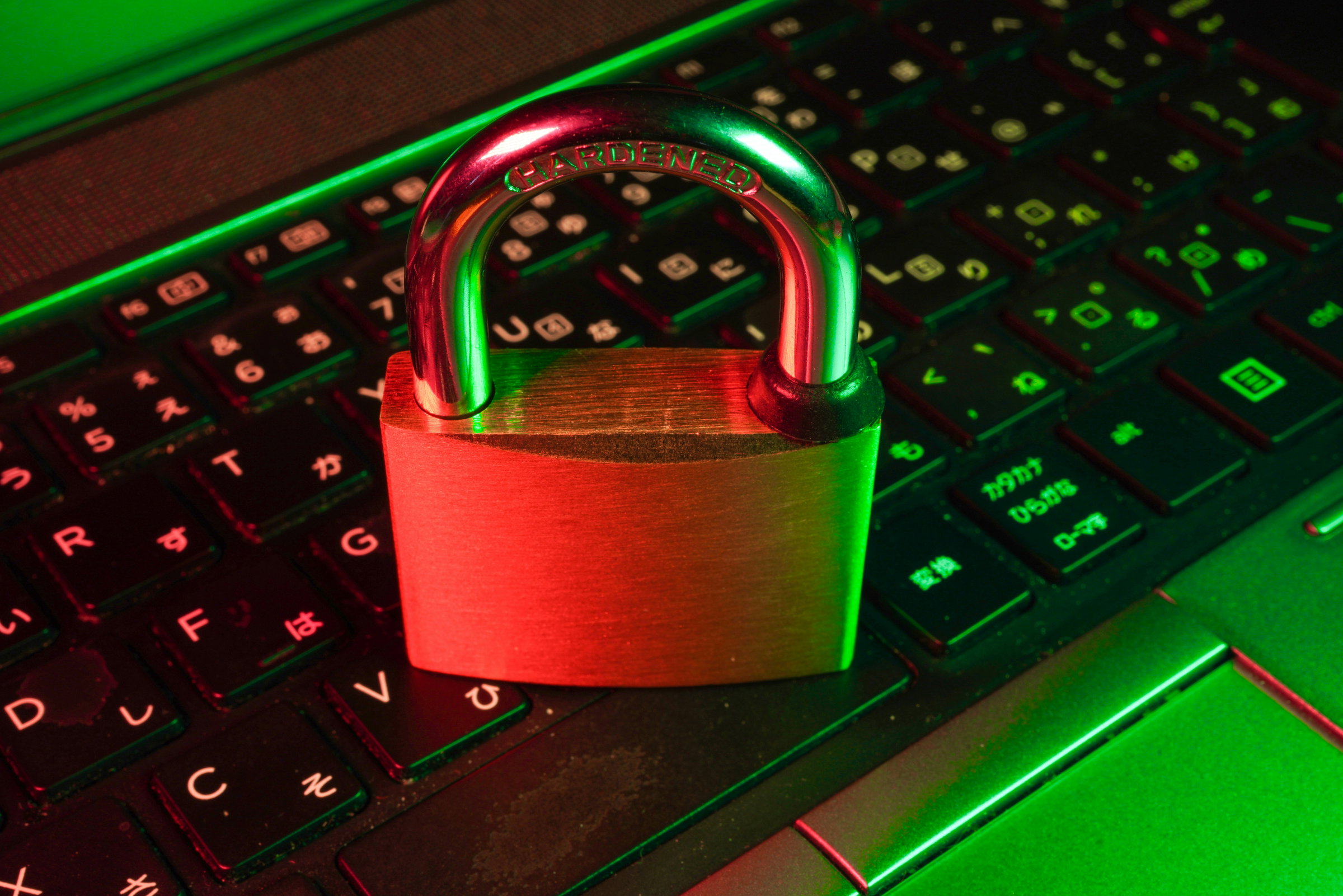 Candado metálico sobre teclado que representa cifrado y seguridad en Cloudeame