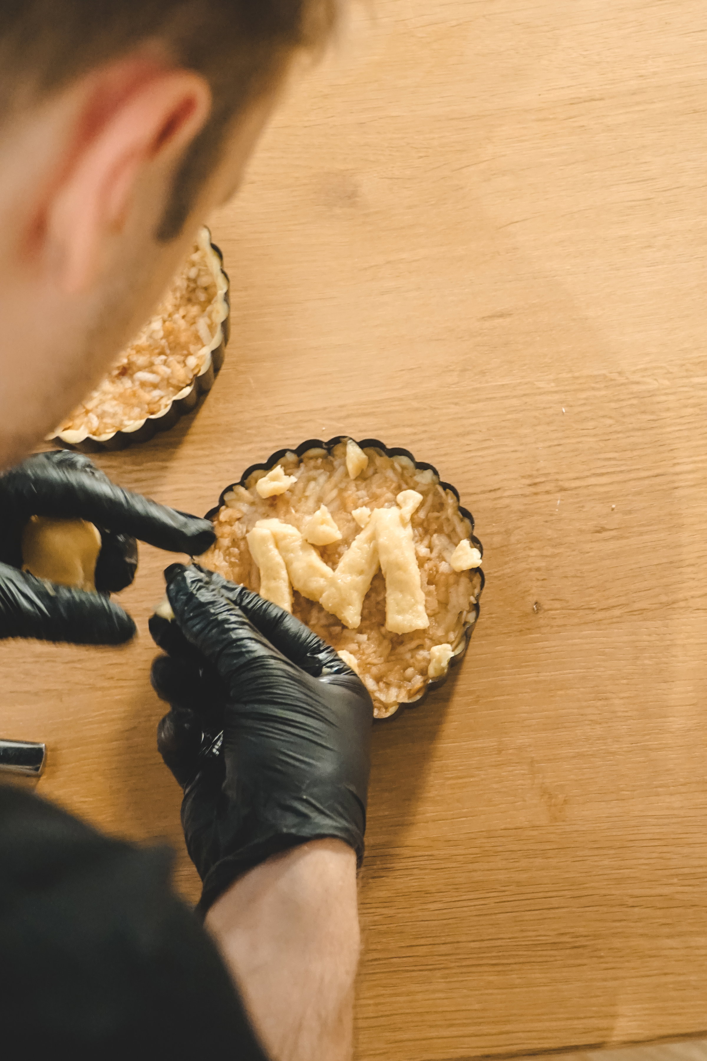 Finishing a szarlotka with a crumble pattern.